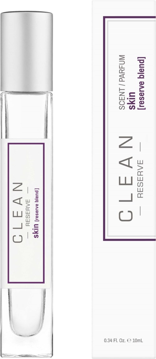 En liten tydlig parfymflaska i glas med vit kork och etikett som säger "CLEAN skin reserve blend."