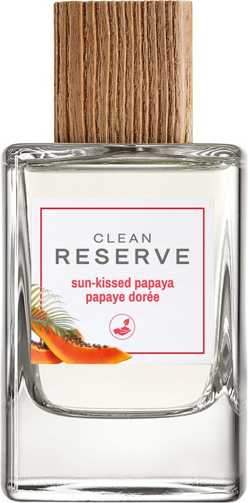 En klar glassflaske med trehatt, merket for Clean Reserve solkysset papaya-parfyme, med en papayabilde.