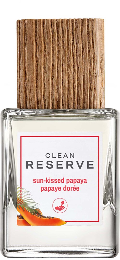 En klar parfymeflaske med trelokk, merket Clean Reserve sun-kissed papaya med en papaya-illustrasjon.