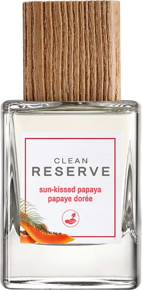 En klar glassflaske med et trelokk som inneholder Clean Reserve solkysset papaya parfyme.