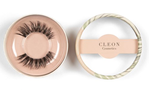 Vilken falska ögonfransar i ett runt fodral och en varumärkesmärkning med "CLEON Cosmetics" skrivet på.