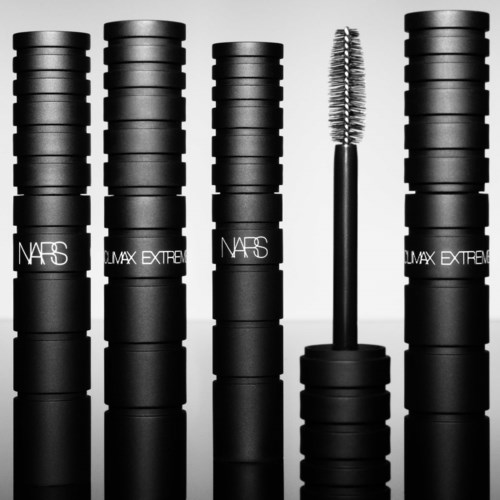 Verschillende zwarte cosmetica-etiketten en een kwast staan op een rij. Het centrale voorwerp is een make-up spoolie met zwarte steel.