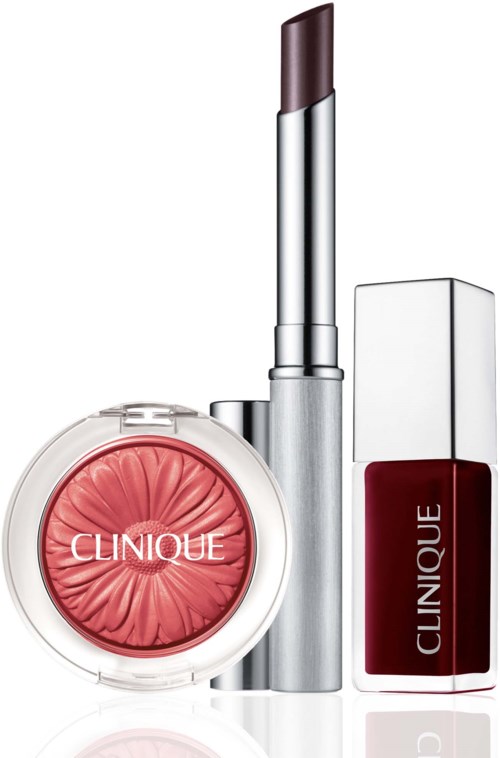 Et sæt Clinique makeup-produkter inklusive blush, læbestift og neglelak.