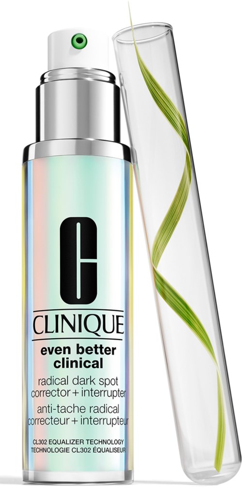 Ein Hautpflegeproduktflasche mit Zerstäuber, Etikett mit 'Clinique' und einem Reagenzglas mit grünem Blatt.