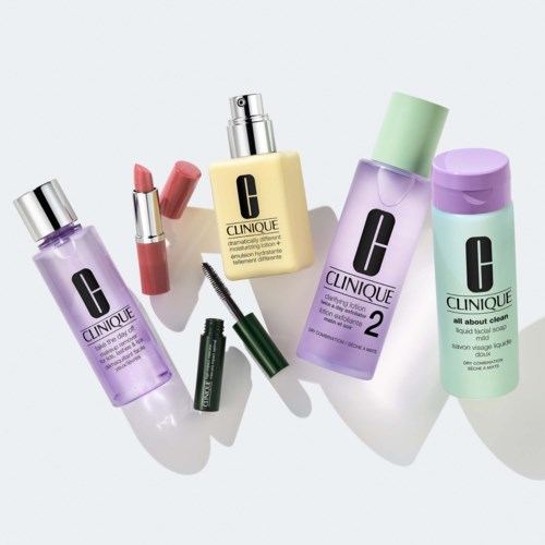 En samling Clinique hudpleieflasker og sminke i pastellfarger, inkludert spray og leppestifter.