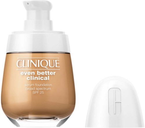 Clinique foundationflaska med pump och en vit sprayflaska.