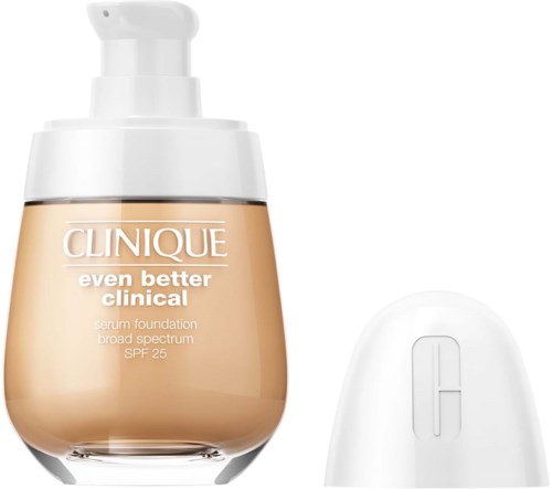 En Clinique foundationsflaske med pumpe og en hvit enhet ved siden av. Foundationen er beige og har SPF 25.