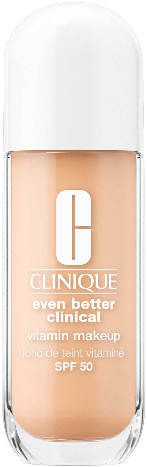 En flaska Clinique foundation med SPF 50, kallad 'even better clinical vitamin makeup,' i en genomskinlig och vit behållare.