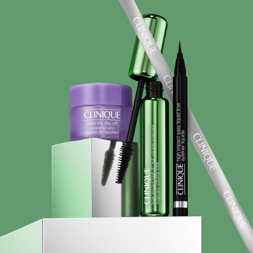 Clinique Hautpflege- und Make-up-Produkte mit einem Reinigungsbalsam, Mascara und Eyeliner auf einer weißen Oberfläche.