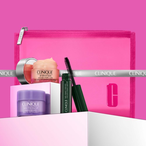 Clinique-logo på en pink makeup-bag med skincare og makeup produkter inde i.