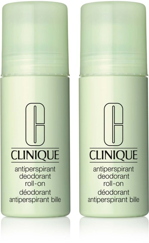 Twee lichtgroene Clinique-antitranspirant deodorant rollers met witte deksels, naast elkaar.