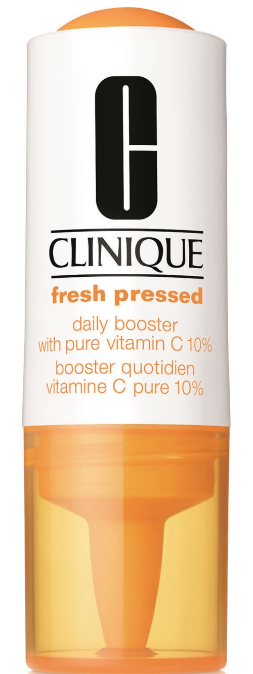 Et Clinique hudpleieprodukt i hvit og oransje flaske med teksten "fresh pressed" og vitamin C-innhold.