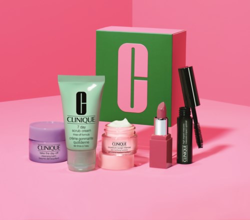 Hudvårds- och sminkprodukter med rosa och gröna förpackningar, inklusive kräm, läppstift och mascara mot rosa bakgrund.