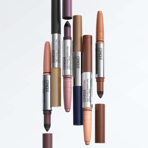 Olika läpp- och ögonmakeup-penna arrangerade på vit bakgrund.