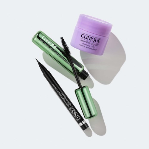Två Clinique-makeupprodukter i grönt och lila emballage, en mascara och en eyeliner. Enkelt, modernt design.