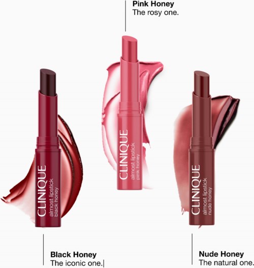 Tre Clinique læbestifte i honning-inspirerede nuancer mærket Black Honey, Pink Honey og Nude Honey, med smud af læbestiftfarver.
