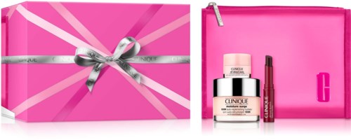 En pink gaveæske med sølvbånd ved siden af en pink kosmetiktaske med hudpleje og læbeprodukter.