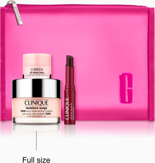 Clinique hudplejesæt med fugtighedscreme, øjencreme og læbegloss foran en pink taske med Clinique-logo.