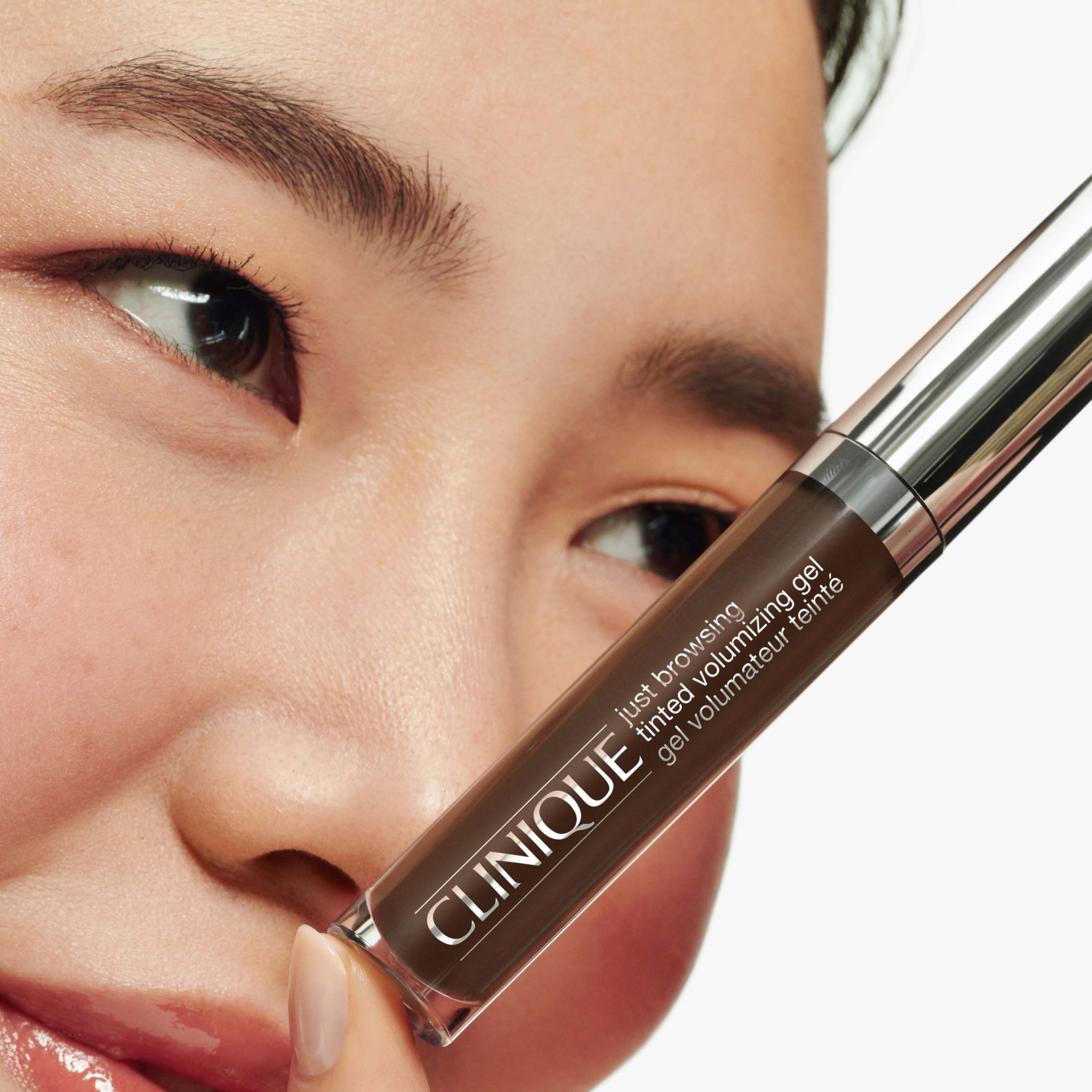 Clinique Just Browsing Tinted Volumizing Gel Sandy Blonde (obrázok 4)