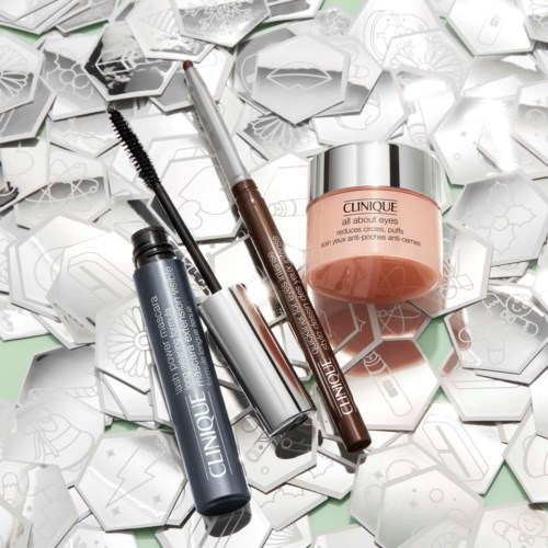 En samling Clinique øye makeup-produkter, inkludert mascara, eyeliner, og øyekrem, på en dekorativ bakgrunn.