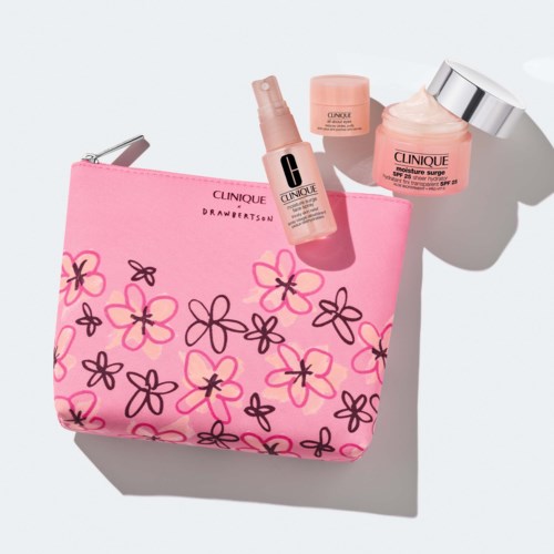 Skönhetsprodukter och en rosa väska med blommönster på en vit bakgrund.