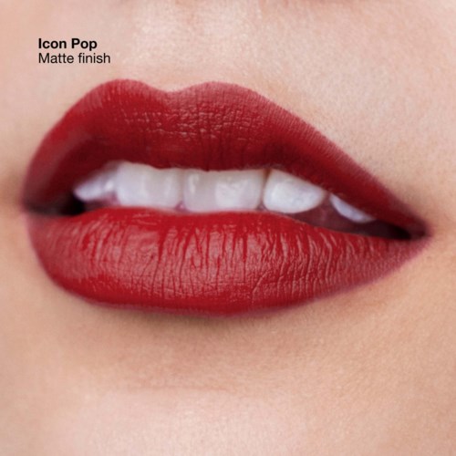 Närbild av läppar med röd läppstift, lätt delade för att visa tänder, märkt 'Icon Pop Matte finish'.