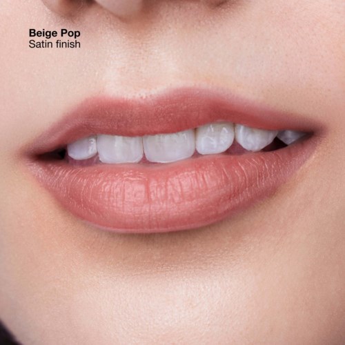Nahaufnahme von Lippen mit beige-rosa Lippenstift und sichtbaren weißen Zähnen, die ein leichtes Lächeln zeigen.