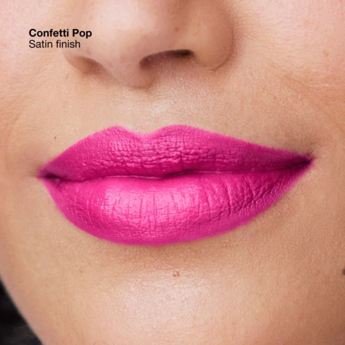 Das Bild zeigt Lippen in kräftigem Pink mit Satin-Finish, Nahaufnahme des unteren Gesichts.