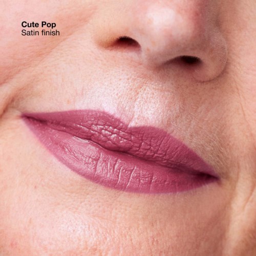 Nahaufnahme von Lippen mit rosafarbenem Lippenstift, zeigt Textur. Text sagt 'Cute Pop Satin finish'.