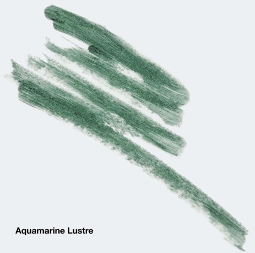 Grøn makeupprøve kaldet Aquamarine Lustre med penselstrøg på en lys baggrund.