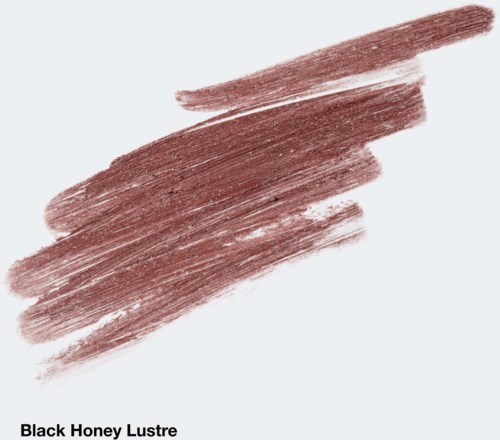 En makeupprøve med navn Black Honey Lustre, der viser en blank, rødbrun farve med en glat strøg.