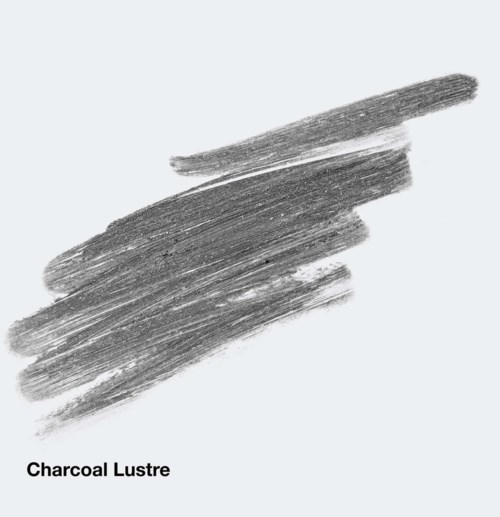 Gråt farvestykke af kulfarvet karakter mærket Charcoal Lustre på hvid baggrund.
