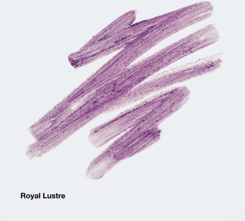 Læbestiftsprøve i lilla mærket Royal Lustre med fire børstestrøg.