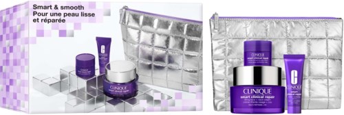 Clinique hudvårdsset med lila burkar, rör och en silver quiltad väska.