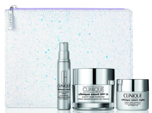Ett Clinique hudvårdspaket med spray, fuktighetskräm och kräm i en glittrig vit väska.