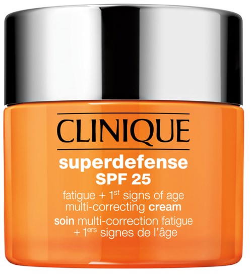 En liten orange burk med silverlock, märkt 'Clinique Superdefense SPF 25' för hudskydd och åldringsförebyggande.