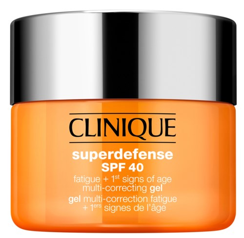 En burk med Clinique Superdefense SPF 40 anti-aging ansiktskräm med ett silverlock.