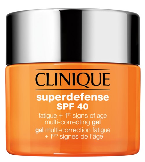 Orange burk med svart och silver lock, etiketter för Clinique superdefense SPF 40 kräm, bekämpar åldrande och trötthet.
