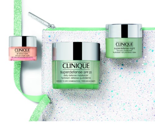Tre Clinique-krukor med gröna, rosa och silverlock på en texturerad bakgrund. De är märkta för olika användningar.