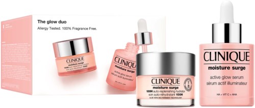 Clinic hudvårdsprodukter i rosa burkar och flaskor med en box, märkt som The Glow Duo och moisture surge.