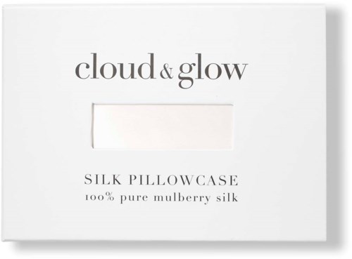 Białe pudełko z czarnym tekstem, wspomina o jedwabnej poszewce na poduszkę z czystego jedwabiu morwowego, od cloud & glow.
