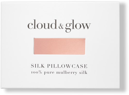 Ein weißes Paket mit Text 'cloud & glow' und 'silk pillowcase, 100% pure mulberry silk' mit einem rosa Rechteck.