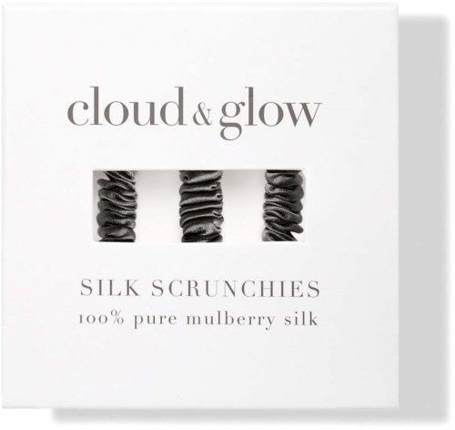 Tekst na pudełku na silkowe gumki do włosów, wspomina 'cloud & glow' i '100% czysta mulberry silk'.