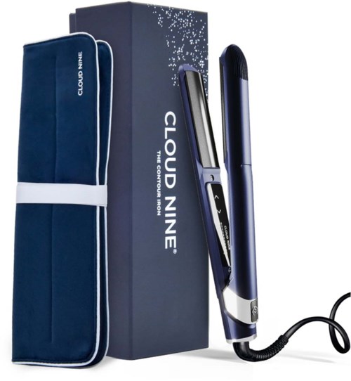 Een stijltang voor haar, een blauwe koffer en een doos met 'Cloud Nine' staan er.
