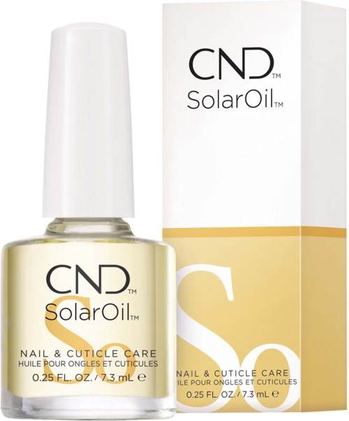 CND SolarOil kynnen ja kynsinauhavoidepullo oliivipullossa, joka on valkoinen korkki, ja sen vieressä on valkoinen ja kultainen pakkauksensa.