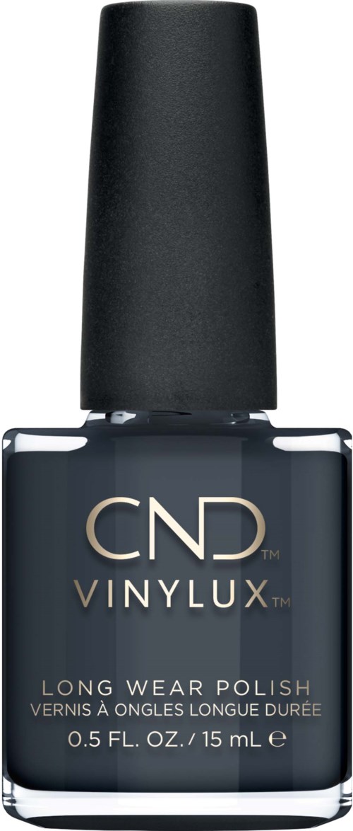 En svart nagellackflaska med märket CND Vinylux, som betyder långvarig. Flaskan står upprätt med ett långt lock.