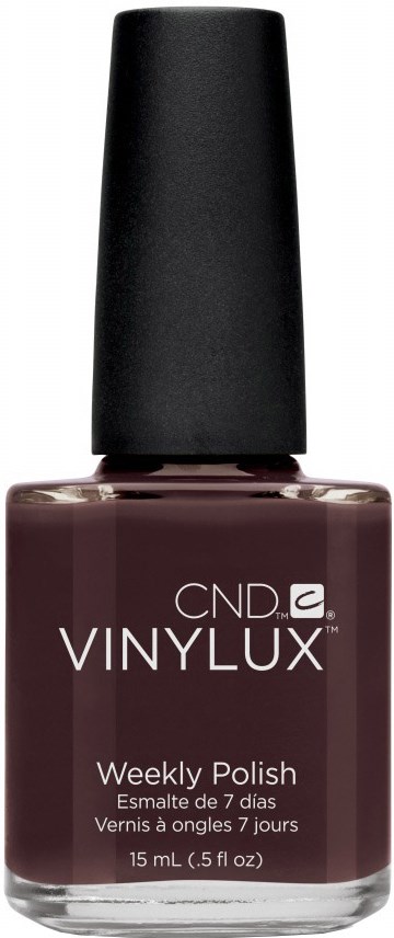 En flaska mörklila nagellack med svart lock och vit text som visar varumärket och produktnamnet.