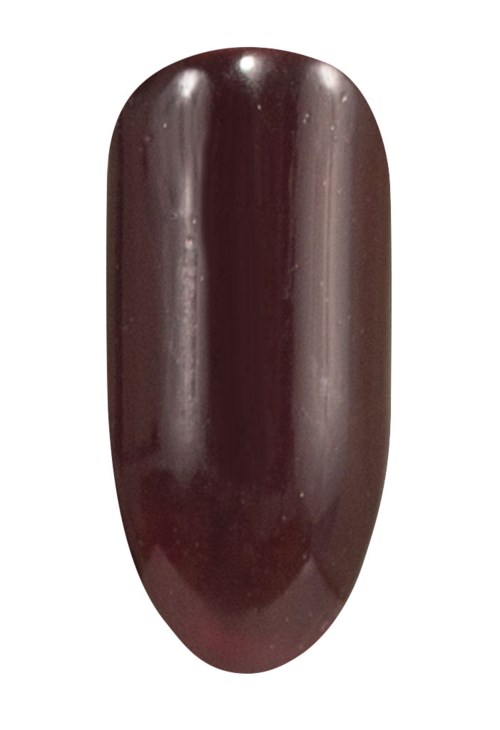 En glänsande, mörkröd nagellack på en lång oval nagelform.