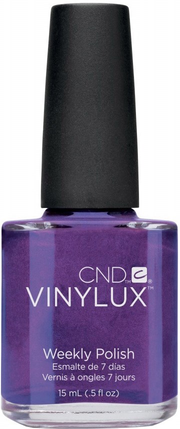 En lila nagellackflaska med svart lock. Etiketten visar att det är CND Vinylux Weekly Polish, 15 mL.