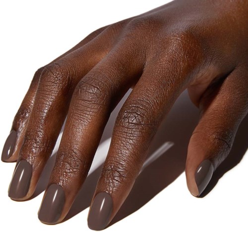 Eine Hand mit dunkler Hautfarbe und gepflegten Nägeln in Taupe.